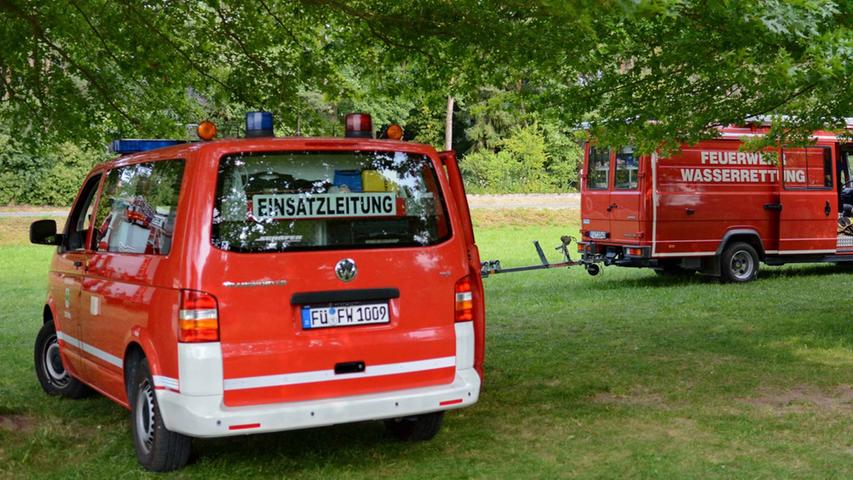 Großeinsatz in der Regnitz am Wiesengrund: Passanten hatten Freitagnachmittag ein leeres Paddelboot im Fluss entdeckt und die Feuerwehr gerufen.