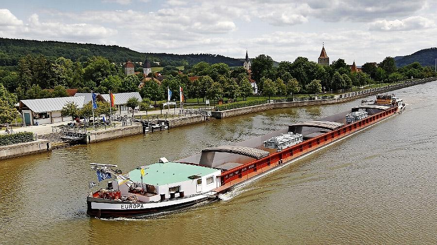 Ausgebremst: Stau auf dem Main-Donau-Kanal