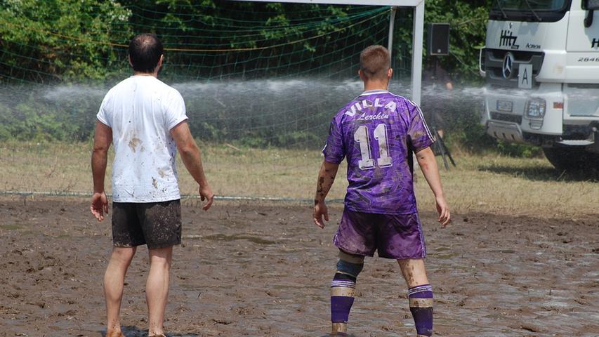 Mit reichlich Wassernachschub sorgten die Veranstalter dafür, dass das Fußballfeld schön schlammig blieb.