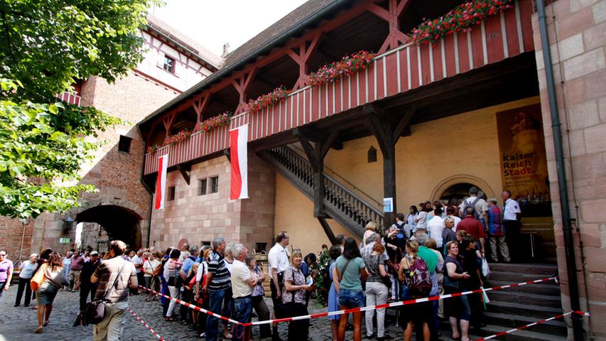 Zahlreiche Fans der Nürnberger Kaiserburg folgten am Samstag ihrer Neugierde und besuchten das große Burgfest anlässlich der beendeten Arbeiten an dem historischen Bauwerk.