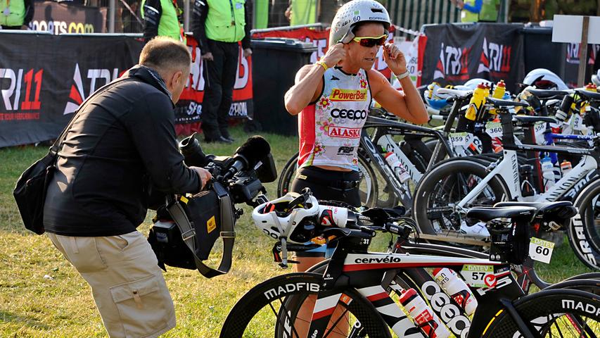Die mehrfache Ironman-Siegerin Belinda Granger aus Australien bereitet sich auf das Radfahren vor.