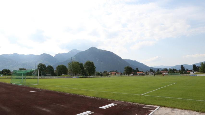 Schönes Wetter, ein traumhaftes Bergpanorama und ein perfekter Trainingsplatz: Der Club findet in Grassau ideale Trainingsbedingungen vor.