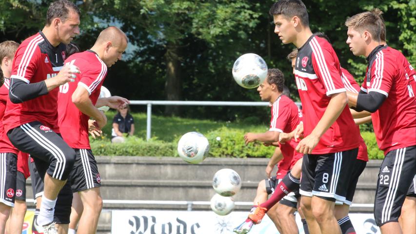 Auch bei den einfachsten Übungen mit Ball machen die Spieler um Raphael Schäfer und Co. einen ernsten und konzentrierten Eindruck.