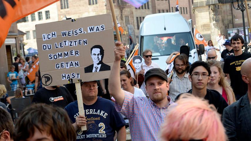 Mehrere Hundert Demonstranten versammelten sich bei der Lorenzkirche mit Schildern und...