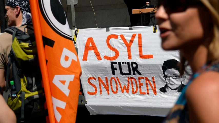 ...Asyl für Edward Snowden zu demonstrieren. Der Ex-NSA-Mitarbeiter hatte geheime Informationen zur Datenüberwachung- und speicherung preisgegeben.