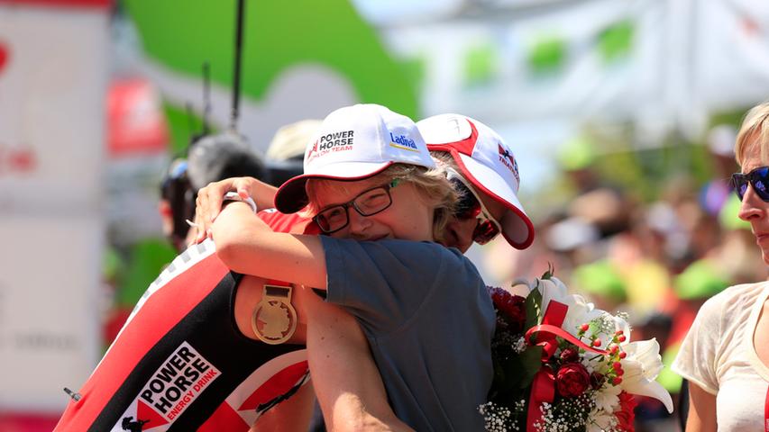 Glücklich umarmte der Zweitplatzierte von 2012 seinen Sohn und freute sich über den diesjährigen dritten Platz.