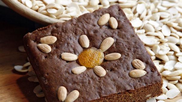 Lebkuchen waren schon bei den alten Ägyptern beliebt. Kleine honiggesüßte Kuchen wurden den Verstorbenen mit ins Grab gelegt. Die Römer kannten den panis mellitus - kleine Küchlein, die vor dem Backen mit Honig bestrichen wurden. Solche Kuchen wurden damals allerdings nicht nur zur Weihnachtszeit gegessen, sondern ganzjährig.