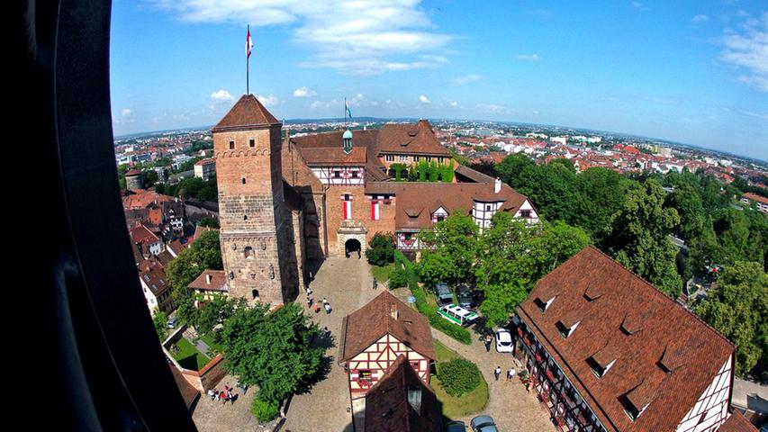 Die Nürnberger Burg, in der von 1050 bis 1571 alle Kaiser des Heiligen Römischen Reiches zeitweise residierten, gehört zu den bedeutendsten Kaiserpfalzen des Mittelalters.