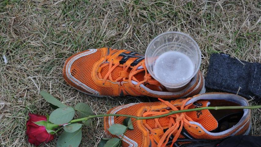 Nach dem Triathlon: Schuhe aus und ein kühles Bierchen.