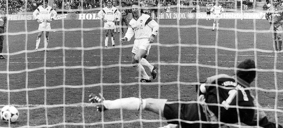 Der bis heute letzte Ausflug nach München, der wirklich Spaß gemacht hat: 1992 siegten Doppelpacker Sergio Zarate und seine Freunde 3:1 im Olympiastadion. Schlagzeilen schrieb der Club in dieser Zeit immer häufiger neben dem Platz. Schiedsrichteraffäre, Steuerhinterziehung - der Club war eine Skandalnudel. Schatzmeister Ingo Böbel landete sogar im Gefängnis. Der bis heute letzte Ausflug nach München, der wirklich Spaß gemacht hat: 1992 siegten Doppelpacker Sergio Zarate und seine Freunde 3:1 im Olympiastadion. Schlagzeilen schrieb der Club in dieser Zeit immer häufiger neben dem Platz. Schiedsrichteraffäre, Steuerhinterziehung - der Club war eine Skandalnudel. Schatzmeister Ingo Böbel landete sogar im Gefängnis.