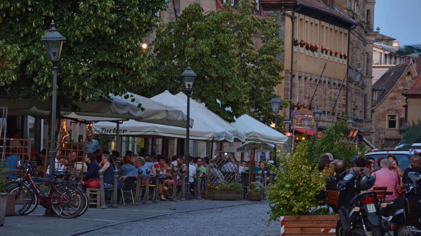 Auch die Franken sitzen im Sommer gerne abends draußen, beispielsweise in der Fürther Gustavstraße. Trotzdem ist die CSU gegen längere Schankzeiten.