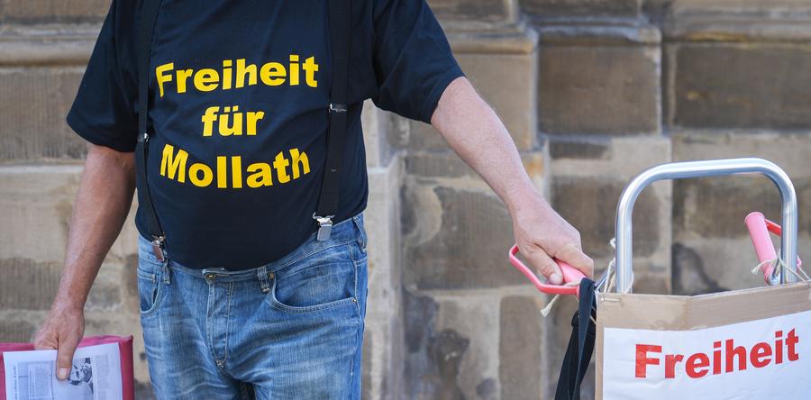 Am 16. Juli erringt Gustl Mollath einen Teilerfolg. Das Oberlandesgericht (OLG) Bamberg hebt  einen Beschluss des Landgerichts Bayreuth vom 10. Juni auf, der die Fortdauer der psychiatrischen Unterbringung Mollaths angeordnet hatte, und verlangt ein weiteres Gutachten. Vor dem Justizgebäude demonstriert ein Mann seine Unterstützung für Mollath.