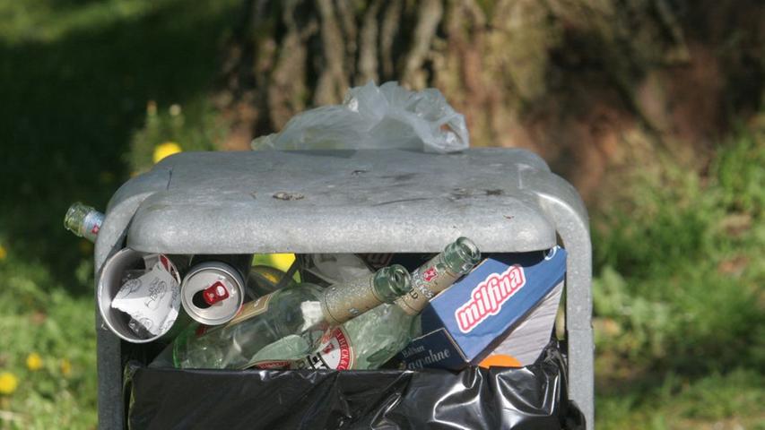 Immerhin: Hier wurden die (sonderbarer Weise ja noch zu Geld machenden) Bierflaschen in den Mülleimer gezwängt. Wir fürchten allerdings, dass Nachkommende nicht etwa den nächstliegenden Papierkorb gesucht oder ihren Müll mit nach Hause genommen haben, sondern...