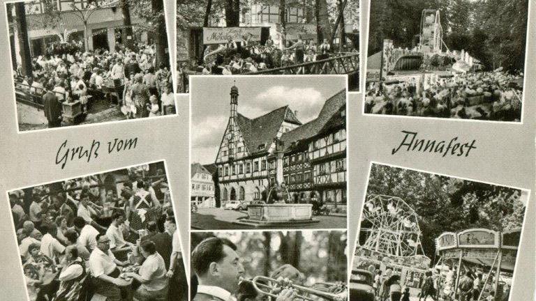 Blick ins Stadtarchiv: Hier sind historische Plakate und Postkarten des Annafestes