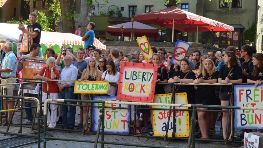 Toleranz wird großgeschrieben: Zahlenmäßig verbuchten die Gegendemonstranten definitiv einen Punktsieg. Mit bunten Schildern machten die Rothenburger klar: