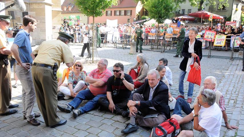 ... Sitzblockade zum Ausdruck. Die große Masse stand jedoch. Getreu dem Motto: Rothenburg steht auf.