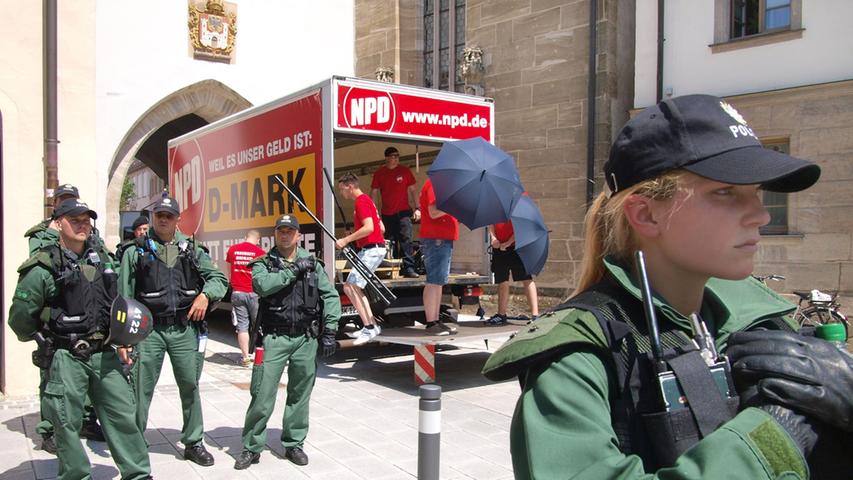 Mit einem Lkw voll Equipment reisten die NPD-Vertreter am Dienstag nach Weißenburg, um vor Ort Werbung für ihre Partei zu machen. Die Polizei kam mit einem Großaufgebot...