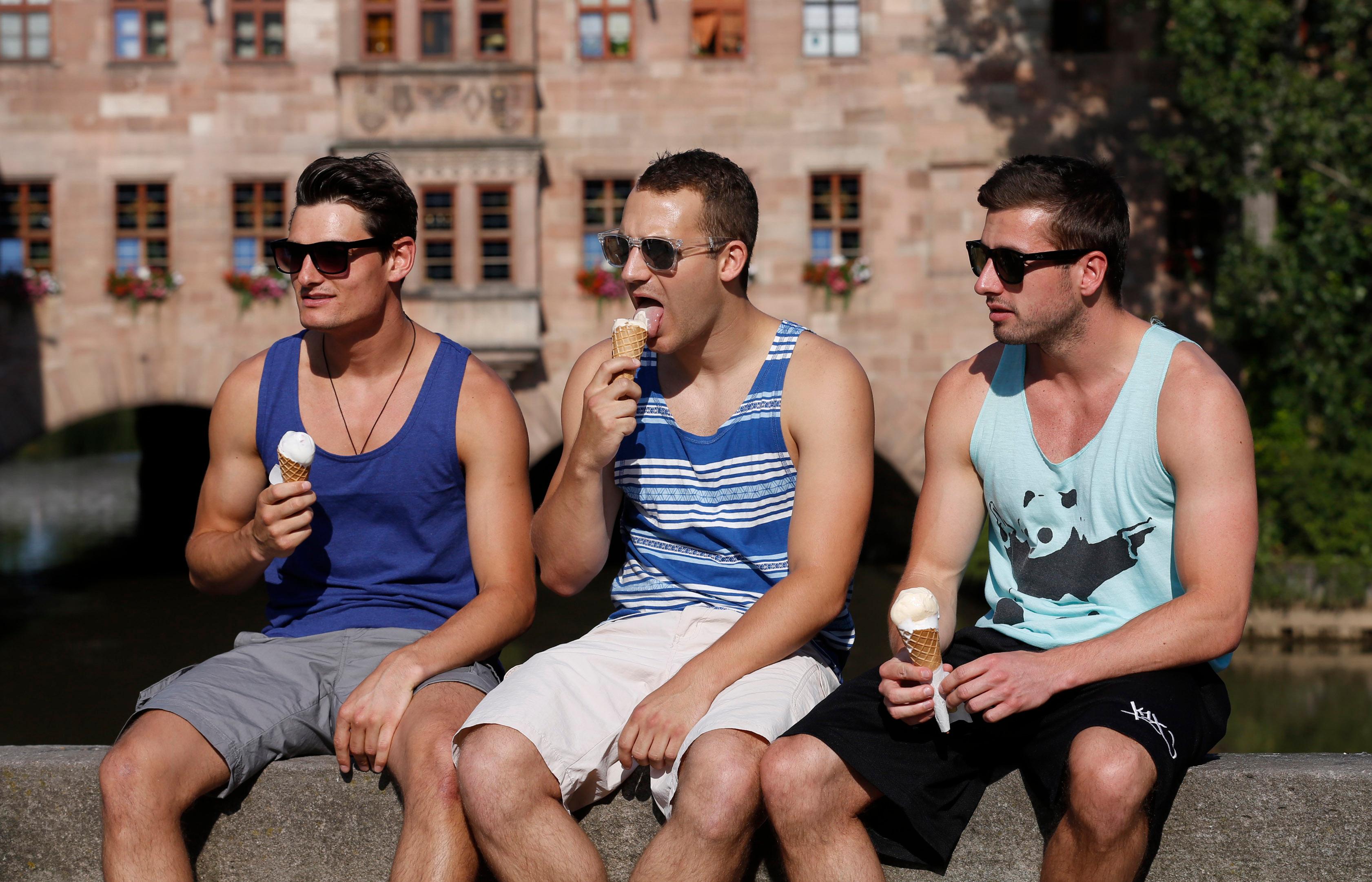 Je enger die Klamotten sitzen, desto mehr kann sich die Hitze darunter stauen. Deswegen empfiehlt es sich immer, luftig leichte Sachen anzuziehen, am besten aus luftdurchlässigen Materialien wie Viskose, Leinen, dünner Baumwolle oder Seide. Außerdem ist auch die Farbe der Kleidung ausschlaggebend - was jeder wissen dürfte, der schon einmal mit einem schwarzen Kleidungsstück in der direkten Sonne saß. Helle Farben reflektieren Sonnenlicht eher, als sie aufzunehmen und sind daher ratsam. Für einen besonders frischen Start in den Tag können Sie ihre Klamotten auch über Nacht in den Kühlschrank legen.