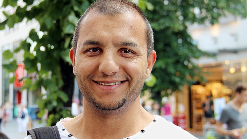 "Ich schätze den Arbeitsmarkt in Nürnberg negativ ein. Es ist schwer eine Stelle zu finden und wenn man etwas findet, dann geht das meist über Arbeitnehmerüberlassung, also Zeitarbeit", sagt Yalcin Eminoglu (36).