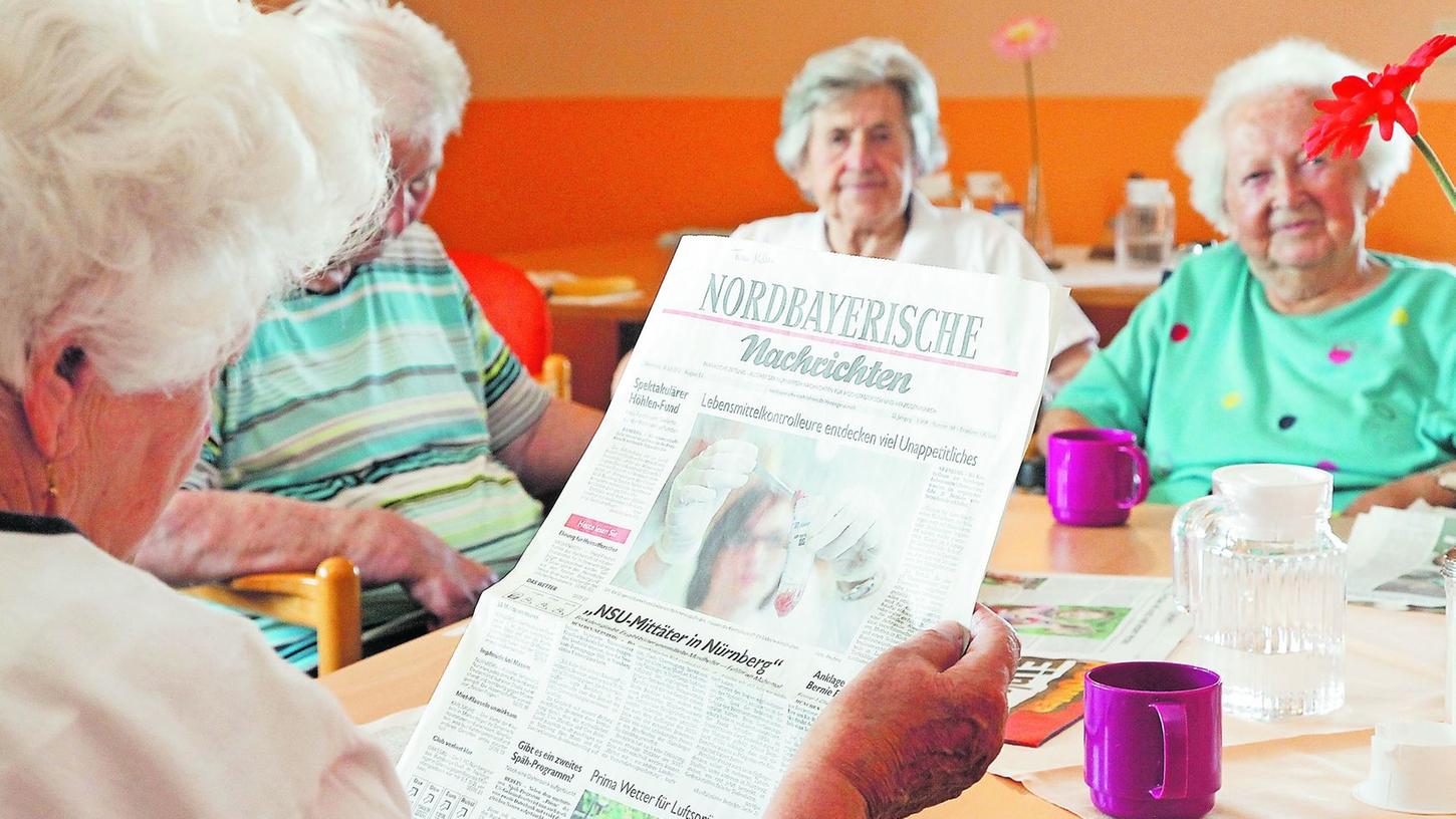 Werden erwartet und mit großer Aufmerksamkeit gelesen: Die Nordbayerischen Nachrichten. Abonnenten, die verreisen, können ihre Exemplare sozialen Einrichtungen überlassen. Hier eine lebhafte Leserrunde im Liebfrauenhaus. Werden erwartet und mit großer Aufmerksamkeit gelesen: Die Nordbayerischen Nachrichten. Abonnenten, die verreisen, können ihre Exemplare sozialen Einrichtungen überlassen. Hier eine lebhafte Leserrunde im Liebfrauenhaus.