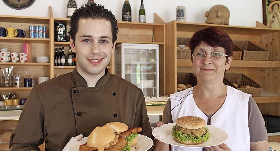 Ein Koch und seine Chefin: Dominik Mendez und Gabriele Herrmann präsentieren ihr Angebot. Ein Koch und seine Chefin: Dominik Mendez und Gabriele Herrmann präsentieren ihr Angebot.