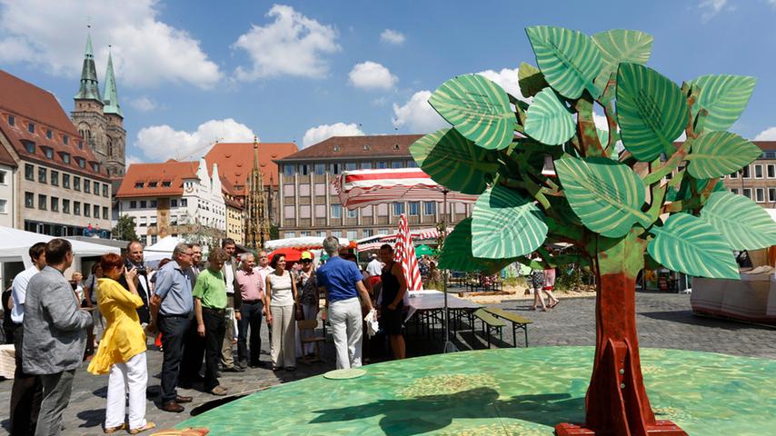 Der Hauptmarkt macht während der Bio erleben fast ein wenig dem Reichswald Konkurrenz. Der Baum ist allerdings mehr symbolisch gemeint und gehört zur Kunstaktion Paradiesgarten von Harald Kienle.