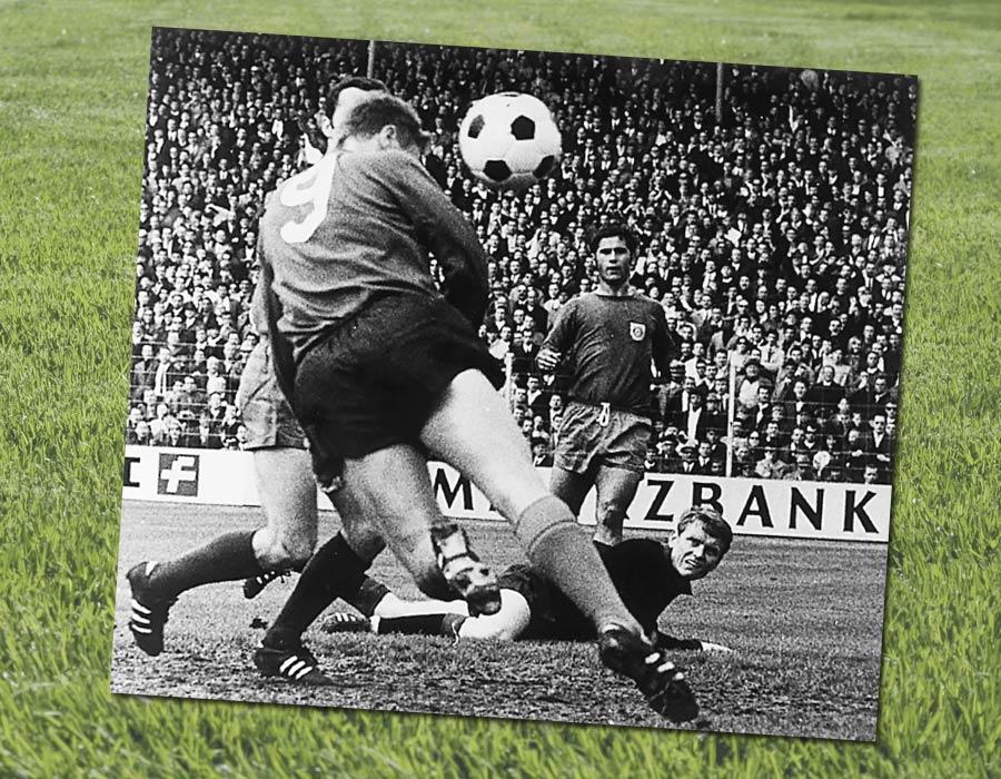 Der bereits geschlagene FCB-Torwart Sepp Maier, Bayern-Bomber Gerd Müller und Club-Goalgetter Franz Brungs fixieren beim unvergesslichen 7:3-Heimerfolg in der Meisterschaftssaison 67/68 den Ball. Auch im Rückspiel an der Isar zeigte sich "Goldköpfchen" Brungs einmal zielsicher und sicherte beim 2:0-Auswärtserfolg den Mannen von Coach Max Merkel vorzeitig den letzten von bislang neun Meistertiteln.