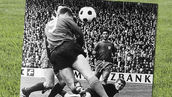 Der bereits geschlagene FCB-Torwart Sepp Maier, Bayern-Bomber Gerd Müller und Club-Goalgetter Franz Brungs fixieren beim unvergesslichen 7:3-Heimerfolg in der Meisterschaftssaison 67/68 den Ball. Auch im Rückspiel an der Isar zeigte sich "Goldköpfchen" Brungs einmal zielsicher und sicherte beim 2:0-Auswärtserfolg den Mannen von Coach Max Merkel vorzeitig den letzten von bislang neun Meistertiteln.
