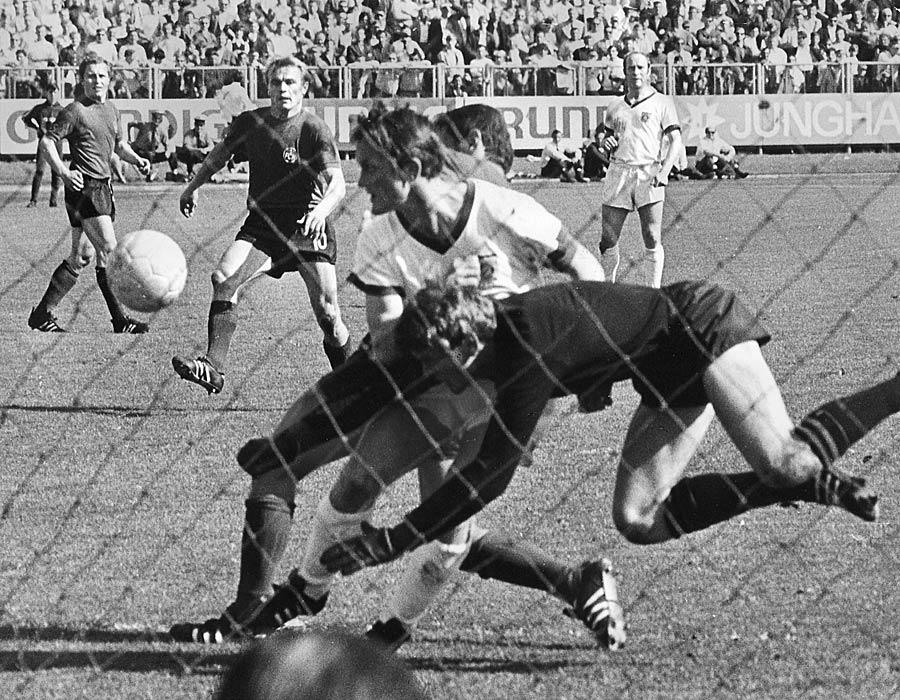 Vor Sepp Maiers Gehäuse ging es oft turbulent zu. Hier prallen der Torwart und Abwehrspieler Olk im Eifer des Gefechts zusammen. Der Club gewann am 31. Spieltag der Saison 68/69 zuhause mit 2:0 gegen prominente Bayern wie Franz Beckenbauer und Gerd Müller. Die Nürnberger Treffer markierte dabei Georg Volkert, der für den Club 136 Spiele absolvierte. Bei diesen zahlreichen Einsätzen traf der Nationalspieler 37-mal goldrichtig.