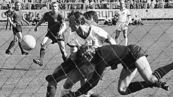 Vor Sepp Maiers Gehäuse ging es oft turbulent zu. Hier prallen der Torwart und Abwehrspieler Olk im Eifer des Gefechts zusammen. Der Club gewann am 31. Spieltag der Saison 68/69 zuhause mit 2:0 gegen prominente Bayern wie Franz Beckenbauer und Gerd Müller. Die Nürnberger Treffer markierte dabei Georg Volkert, der für den Club 136 Spiele absolvierte. Bei diesen zahlreichen Einsätzen traf der Nationalspieler 37-mal goldrichtig.