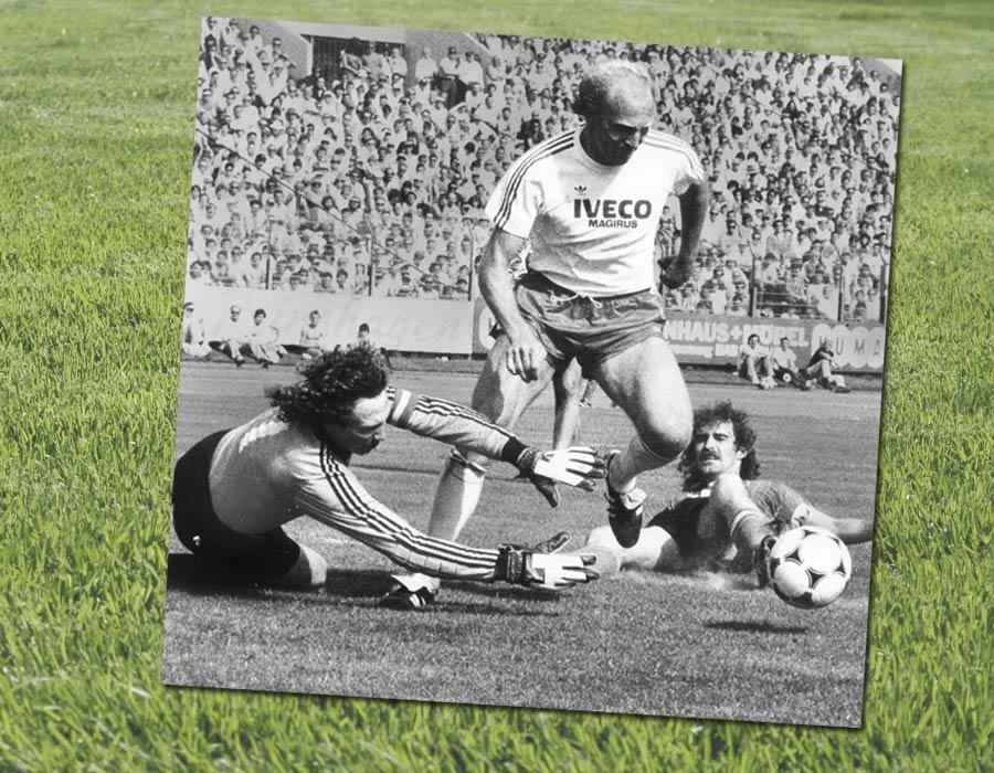 Dieter Hoeneß - dessen Bruder Uli, aktuell FCB-Präsident, sowohl das Bayern- wie auch das Club-Trikot überstreifte - bereitet gegen Keeper Kargus und Abwehrspieler Weyerich den entscheidenden dritten Bayern-Treffer vor. Hansi Pflügler besorgte den erfolgreichen Torabschluss. Der 1. FC Nürnberg verlor am letzten Spieltag der Saison 82/83 das Derby nach Zwei-Tore-Führung noch mit 2:3. Am Ende der Saison wurde der Club 14., die Bayern Vierter. Meister wurde derweil der HSV.