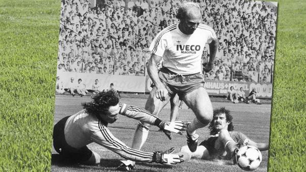 Dieter Hoeneß - dessen Bruder Uli, aktuell FCB-Präsident, sowohl das Bayern- wie auch das Club-Trikot überstreifte - bereitet gegen Keeper Kargus und Abwehrspieler Weyerich den entscheidenden dritten Bayern-Treffer vor. Hansi Pflügler besorgte den erfolgreichen Torabschluss. Der 1. FC Nürnberg verlor am letzten Spieltag der Saison 82/83 das Derby nach Zwei-Tore-Führung noch mit 2:3. Am Ende der Saison wurde der Club 14., die Bayern Vierter. Meister wurde derweil der HSV.