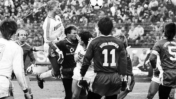 Am 25. Spieltag der Saison 85/86 nahmen die Bayern vor 56.400 Zuschauern in Nürnberg die Punkte mit und siegten 1:0. Der FCN hatte zwar gute Chancen - hier probiert´s der Norweger Jörn Andersen mit dem Kopf. Den einzigen Treffer erzielte jedoch Michael Rummenigge (2.v.li.) in der 62. Minute. Am Saisonende war der Club Zwölfter, die Bayern - aufgrund des besseren Torverhältnisses vor dem SV Werder Bremen - Deutscher Meister!