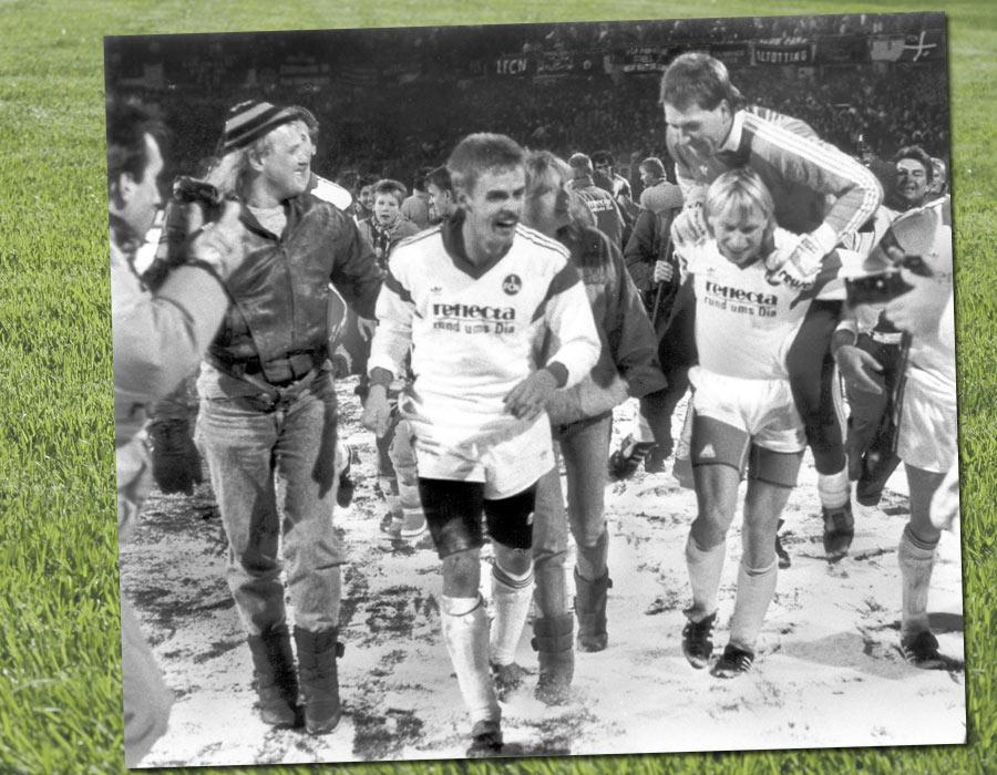 Sternstunde: Nach dem fulminanten 4:0-Heimsieg Ende November 1989 feiern die Clubfans Ulf Metschies, Joachim Philipkowski und den spätere Nationaltorwart Andreas Köpke sowie natürlich den imposanten Erfolg gegen den Erzrivalen auf schneebedecktem Rasen. Die ersten drei Tore erzielten Defensivstratege Brunner, Türr und Dusend. Thomas Kristl machte mit dem vierten Nürnberger Treffer den Sack zu und einen rauschhaften Wintertag perfekt.