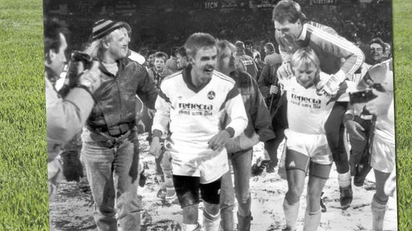 Sternstunde: Nach dem fulminanten 4:0-Heimsieg Ende November 1989 feiern die Clubfans Ulf Metschies, Joachim Philipkowski und den spätere Nationaltorwart Andreas Köpke sowie natürlich den imposanten Erfolg gegen den Erzrivalen auf schneebedecktem Rasen. Die ersten drei Tore erzielten Defensivstratege Brunner, Türr und Dusend. Thomas Kristl machte mit dem vierten Nürnberger Treffer den Sack zu und einen rauschhaften Wintertag perfekt.
