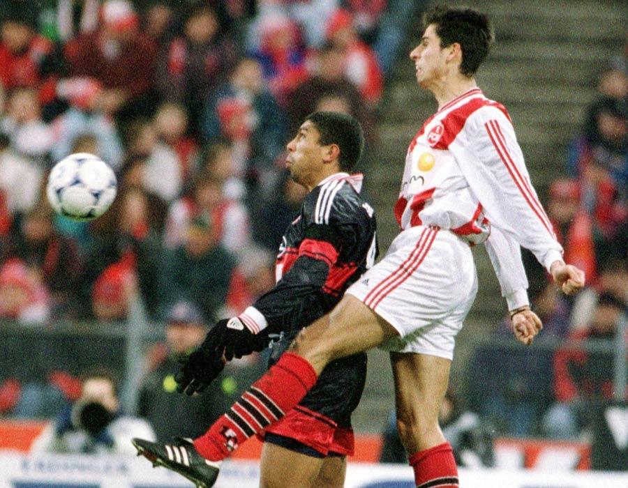 Giovane Elber befindet sich am 13. Spieltag der Saison 98/99 im Luftkampf mit Nürnbergs Markus Grasser. Der Bayern-Torjäger vom Dienst markierte das 1:0, die Partie in der Landeshauptstadt endete 2:0 für die Hausherren. Bessere Erinnerungen haben die Clubfans ans Rückspiel, als die Elf von Trainer Friedel Rausch die Münchner vor heimischer Kulisse verdient mit 2:0 in die Schranken verwies.