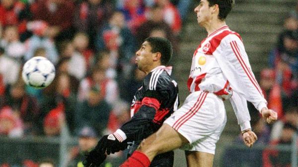 Giovane Elber befindet sich am 13. Spieltag der Saison 98/99 im Luftkampf mit Nürnbergs Markus Grasser. Der Bayern-Torjäger vom Dienst markierte das 1:0, die Partie in der Landeshauptstadt endete 2:0 für die Hausherren. Bessere Erinnerungen haben die Clubfans ans Rückspiel, als die Elf von Trainer Friedel Rausch die Münchner vor heimischer Kulisse verdient mit 2:0 in die Schranken verwies.