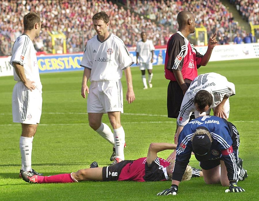 5. Spieltag der Saison 2002/03, Oliver Kahn und Martin Driller sind zusammengeprallt. Der Angreifer kam in der 69. Minute neu für Sasa Ciric in die Partie, der zuvor - von einer begeisternden Fanchoreo eingefordert - das 1000. Tor für den Club in dessen triumph- und tränenreichen Bundesliga-Geschichte erzielt hatte. Am Ende zog der Club zuhause dennoch mit 1:2 den Kürzeren, da Ballack in einem durchschnittlichen Spiel zwei Mal einnetzte.