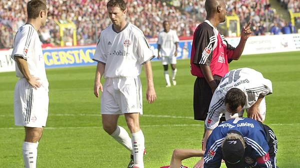 5. Spieltag der Saison 2002/03, Oliver Kahn und Martin Driller sind zusammengeprallt. Der Angreifer kam in der 69. Minute neu für Sasa Ciric in die Partie, der zuvor - von einer begeisternden Fanchoreo eingefordert - das 1000. Tor für den Club in dessen triumph- und tränenreichen Bundesliga-Geschichte erzielt hatte. Am Ende zog der Club zuhause dennoch mit 1:2 den Kürzeren, da Ballack in einem durchschnittlichen Spiel zwei Mal einnetzte.