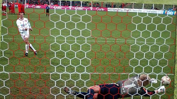 Ende Oktober 2003 mussten die Cluberer in der 2. Pokalrunde im Münchner Olympiastadion ran: FCB-Schlussmann Oliver Kahn parierte in einem turbulenten Elfmeterschießen den Versuch von Innenverteidiger Marek Nikl und sicherte den Bayern damit einen 8:7-Sieg. Nach 120 Minuten hatte es 1:1 gestanden.