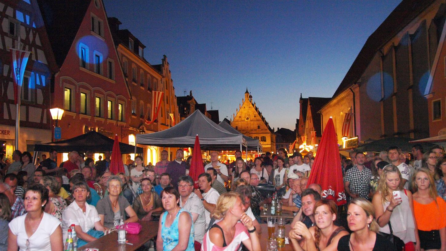 Bis in die Nacht waren zahlreiche Menschen in Weißenburg auf der Straße, um gemeinsam zu feiern.