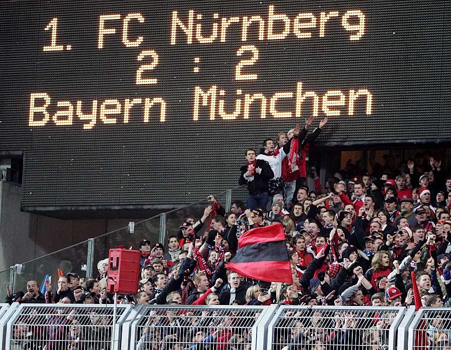 Am 16. Spieltag der Saison 2004/2005 belohnte der Club eine fabelhaft-couragierte Leistung mit einem Punkt. Obwohl die Bayern überlegen und mehr als eine Stunde in Überzahl waren, glich Ivica Banovic rund eine Viertelstunde vor Abpfiff per Elfmeter aus. Entsprechend groß und kollektiv war der Jubel in der Nordkurve.