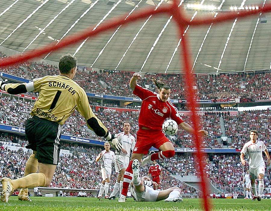 Im August 2006 stand der Club letztmals auch nach seinem Gastauftritt in München in der Tabelle vor dem Erzrivalen aus der Landeshauptstadt. Durch das torlose Remis blieben die Meyer-Schützlinge Tabellenführer. Ivica Banovic behindert hier van Buyten bei dessen Schuss aufs Gehäuse von Raphael Schäfer. In der vorletzten Spielzeit verhinderte der belgische Abwehrriese im Dress des deutschen Rekordmeister bei der 1:2-Pleite des FCN in München durch seinen späten Treffer einen Nürnberger Punktgewinn.