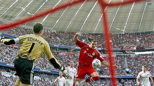Im August 2006 stand der Club letztmals auch nach seinem Gastauftritt in München in der Tabelle vor dem Erzrivalen aus der Landeshauptstadt. Durch das torlose Remis blieben die Meyer-Schützlinge Tabellenführer. Ivica Banovic behindert hier van Buyten bei dessen Schuss aufs Gehäuse von Raphael Schäfer. In der vorletzten Spielzeit verhinderte der belgische Abwehrriese im Dress des deutschen Rekordmeister bei der 1:2-Pleite des FCN in München durch seinen späten Treffer einen Nürnberger Punktgewinn.