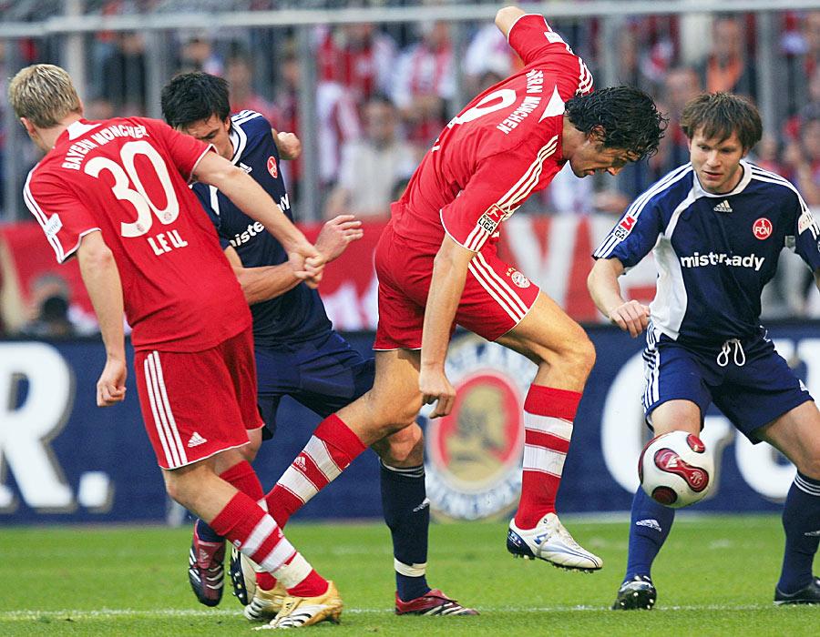 Am 9. Spieltag der Saison 2007/2008 entschieden die Bayern das prestigeträchtige Kräftemessen vor heimischem Publikum mit 3:0 zu ihren Gunsten. Luca Toni schenkte FCN-Keeper Jaromir Blazek zwei Tore ein, das zwischenzeitliche 2:0 gelang Zé Roberto. Hier streiten Christian Lell (links) und der italienische "Ohrwaschler" mit den Nürnbergern Michael Beauchamp (2.v.l.) und Ivan Saenko um das Spielgerät.