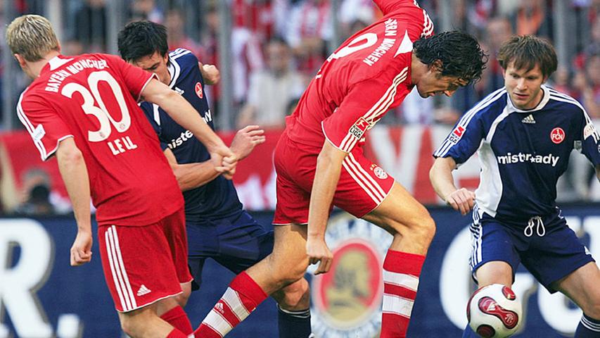 Am 9. Spieltag der Saison 2007/2008 entschieden die Bayern das prestigeträchtige Kräftemessen vor heimischem Publikum mit 3:0 zu ihren Gunsten. Luca Toni schenkte FCN-Keeper Jaromir Blazek zwei Tore ein, das zwischenzeitliche 2:0 gelang Zé Roberto. Hier streiten Christian Lell (links) und der italienische "Ohrwaschler" mit den Nürnbergern Michael Beauchamp (2.v.l.) und Ivan Saenko um das Spielgerät.