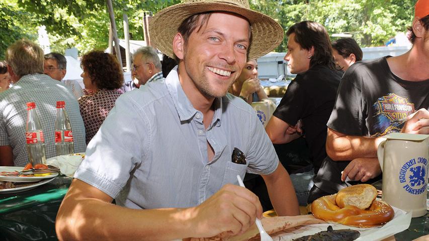 Als leidenschaftlicher Fischesser genießt Martin Erlwein (33) seine Makrele. Unter zehn Euro kostet das gute Stück auf dem Annafest.