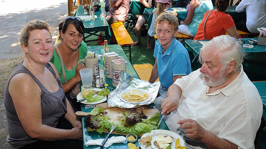 Es muss ja nicht immer Fleisch sein. Birgit (44, von links), Miriam (28) und Opa Werner Fabry (80) genießen eine Käseplatte mit Salat. Jörg Simmerlein (30) ist auch mit von der Partie. Gemeinsam kommen sie jedes Jahr zum Frühschoppen aufs Annafest.