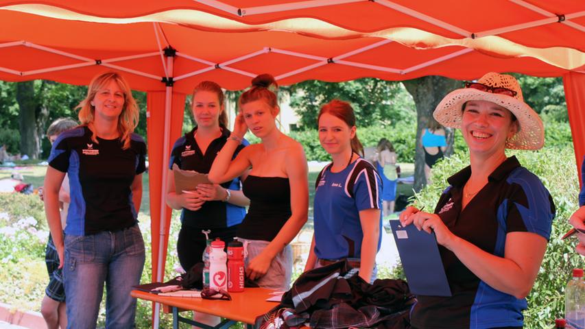 Mitglieder des Schwimmvereins Schwabach (SVS) engagierten sich bei der Organisation des Spendenschwimmens.
