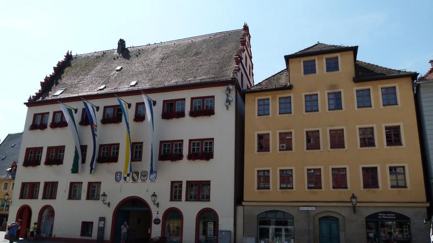 Ansbach ist der Sitz der mittelfränkischen Regierung. Bekannt ist neben dem Rathaus (Bild) und der örtlichen Hochschule auch das Residenzschloss, welches wohl die meisten der 40.296 Bürger in ihrem Leben mindestens einmal schon besucht haben.